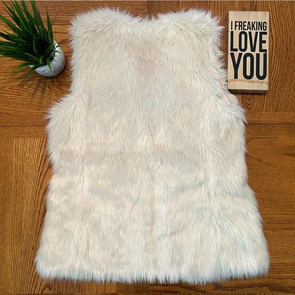 🎉HP🎉 Old Navy Faux Fur Vest - LIKE NEW CONDITION! - Picture 3 of 6